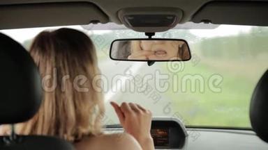 年轻的金发女人用<strong>牙线</strong>在她的车上的出租车上。 女人和<strong>牙线</strong>。